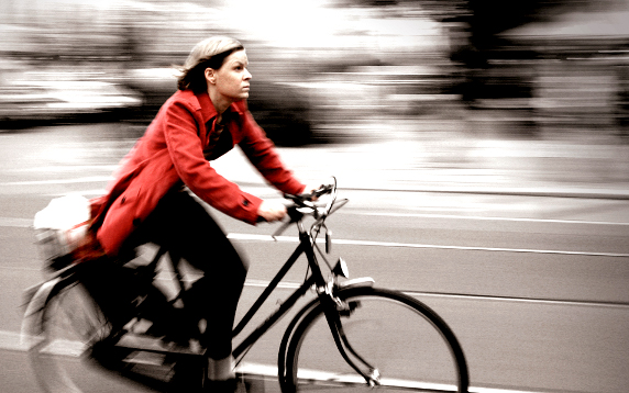 La bicicleta como medio de transporte alternativo. Convertir la bicicleta en un medio de transporte alternativo es objetivo de un PMMS. Image: Usuario Flickr Baptiste Pons